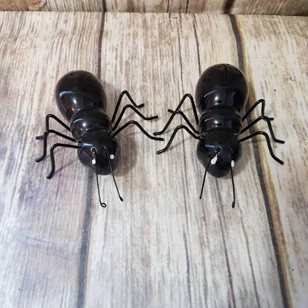 Ant salt and pepper shakers